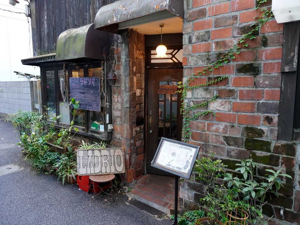 東京・神保町】ラドリオ 古書の街の老舗レトロ喫茶店でナポリタンと